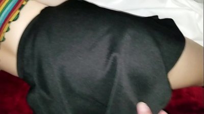 Sora școlăriță virgină care doarme își primește fundul strâns cu degetele
