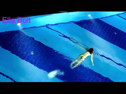 ❤️ Nu mă pot opri din privit, tânără blondă surprinsă înotând goală în piscina stațiunii ELLA BOLT ️  at ro.pornoboden.ru ❌